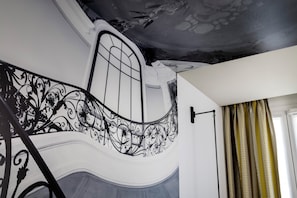 Deluxe double Room | Minibar, in-room safe, desk, blackout drapes - Hôtel Gustave (Paris)