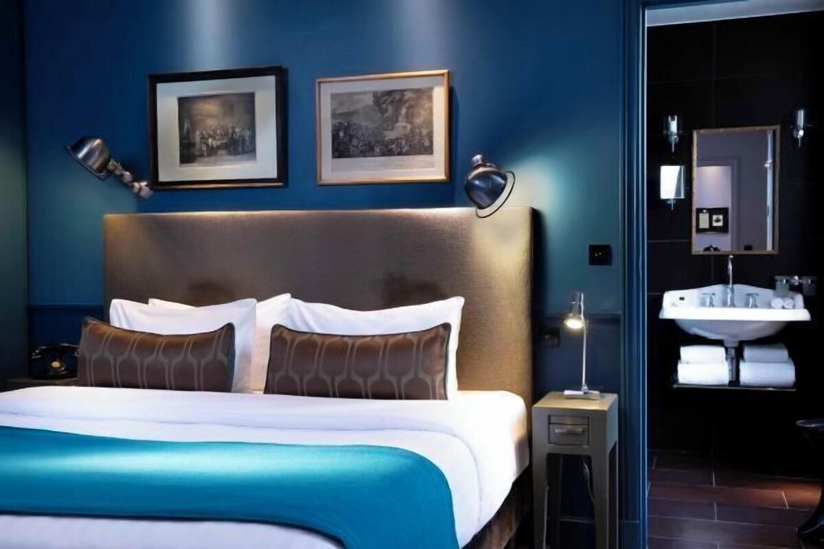 Minibar, safe på rommet, skrivebord og lydisolert