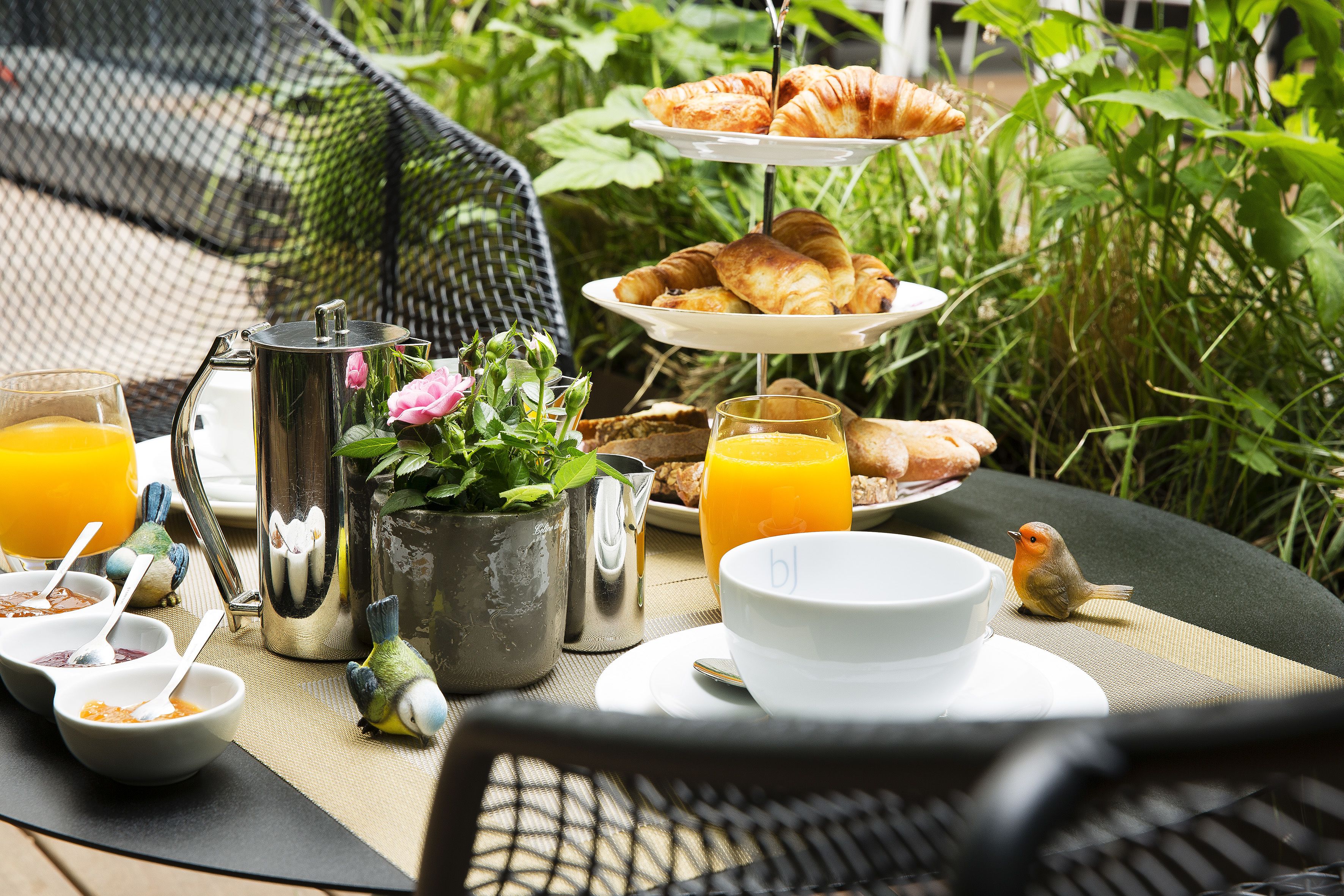 daily full breakfast (eur 22 per person)