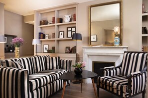 Minibar, caja de seguridad en la habitación y decoración personalizada 