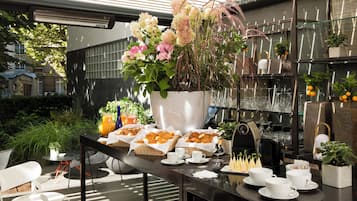 Desayuno completo (EUR 22 por persona)