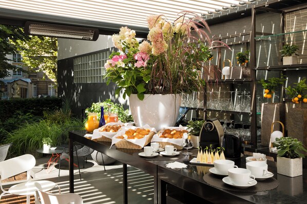 Daily full breakfast (EUR 22 per person)