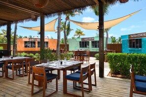7 restaurants, breakfast, lunch, dinner served; international cuisine