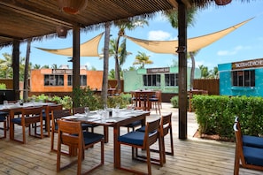 7 restaurants, breakfast, lunch, dinner served; international cuisine