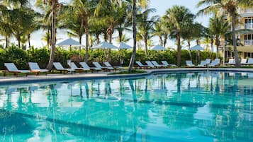 Piscine extérieure, parasols de plage, chaises longues