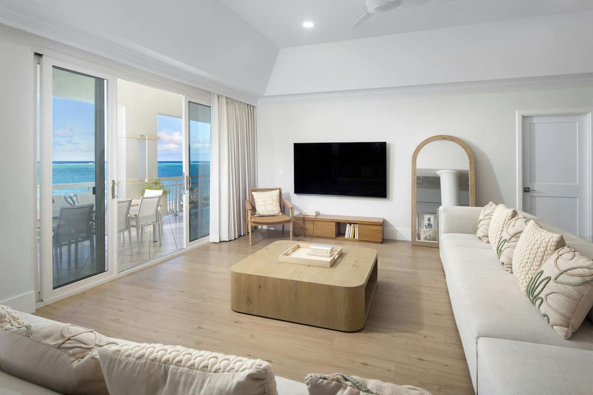 Penthouse Deluxe, 4 chambres, en front de mer (Recently Renovated) | Coin séjour