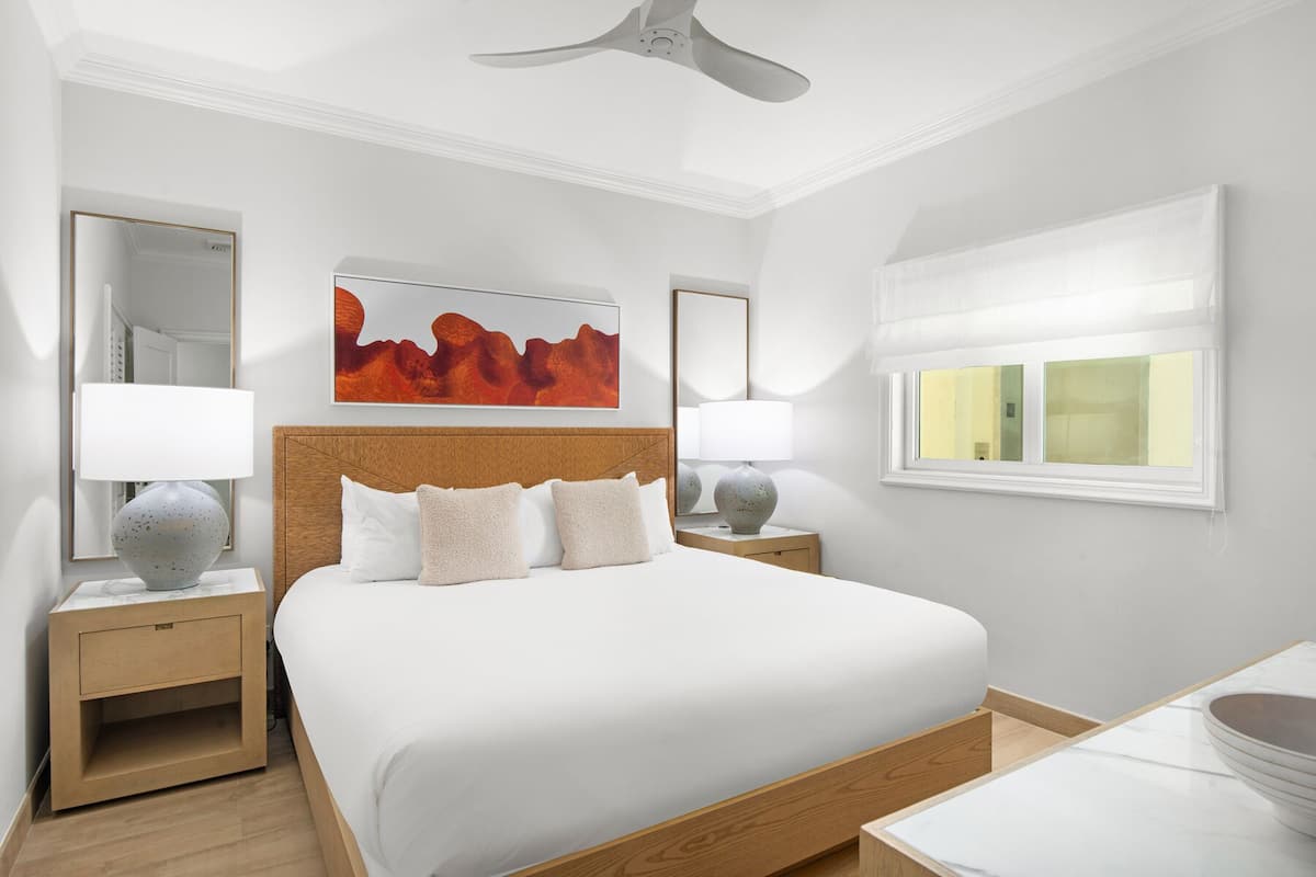 Suíte luxo, 1 quarto, vista parcial para o oceano (Recently Renovated) | 1 quarto, roupas de cama premium, camas com colchões pillow-top