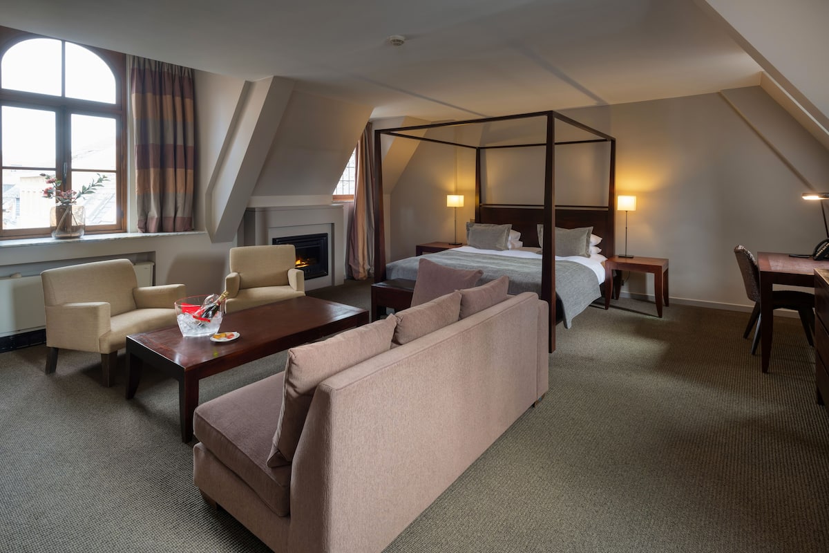 Exclusive Double Room | Peralatan tempat tidur premium, peti besi dalam bilik, meja