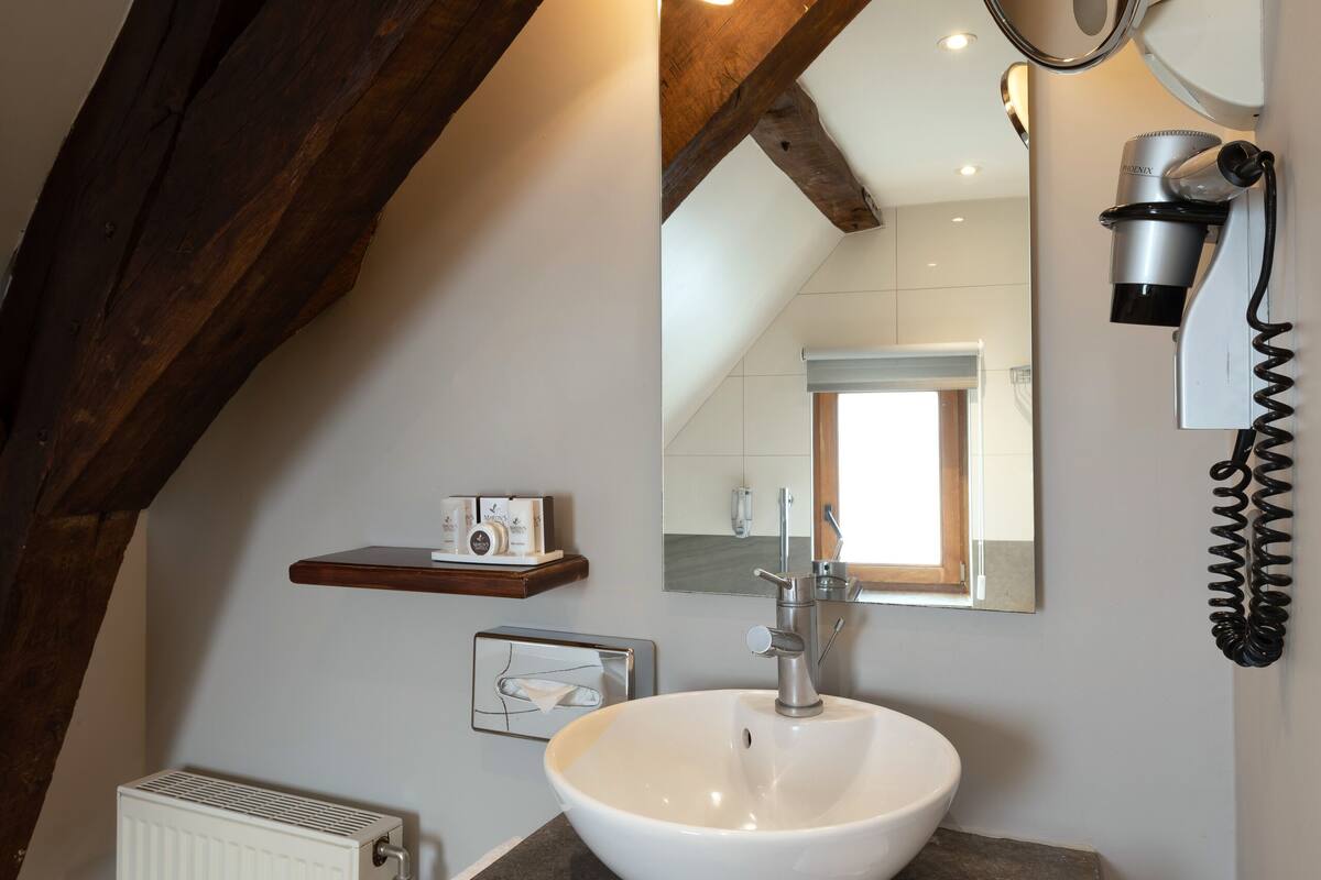 standard double room | bathroom | free toiletries, hair dryer, towels, soap