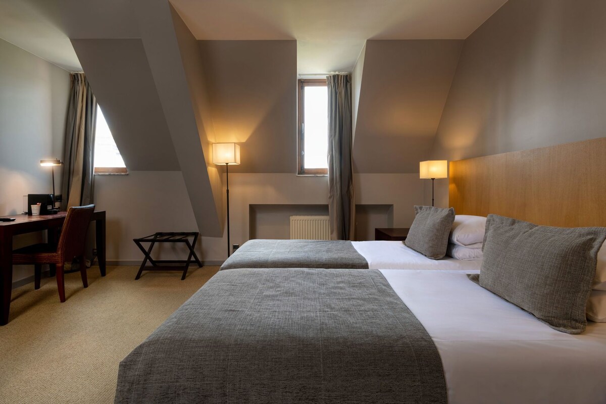 Roupas de cama premium, cofres nos quartos, escrivaninha