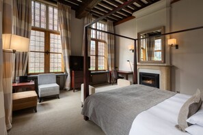 Ropa de cama de alta calidad y caja de seguridad en la habitación