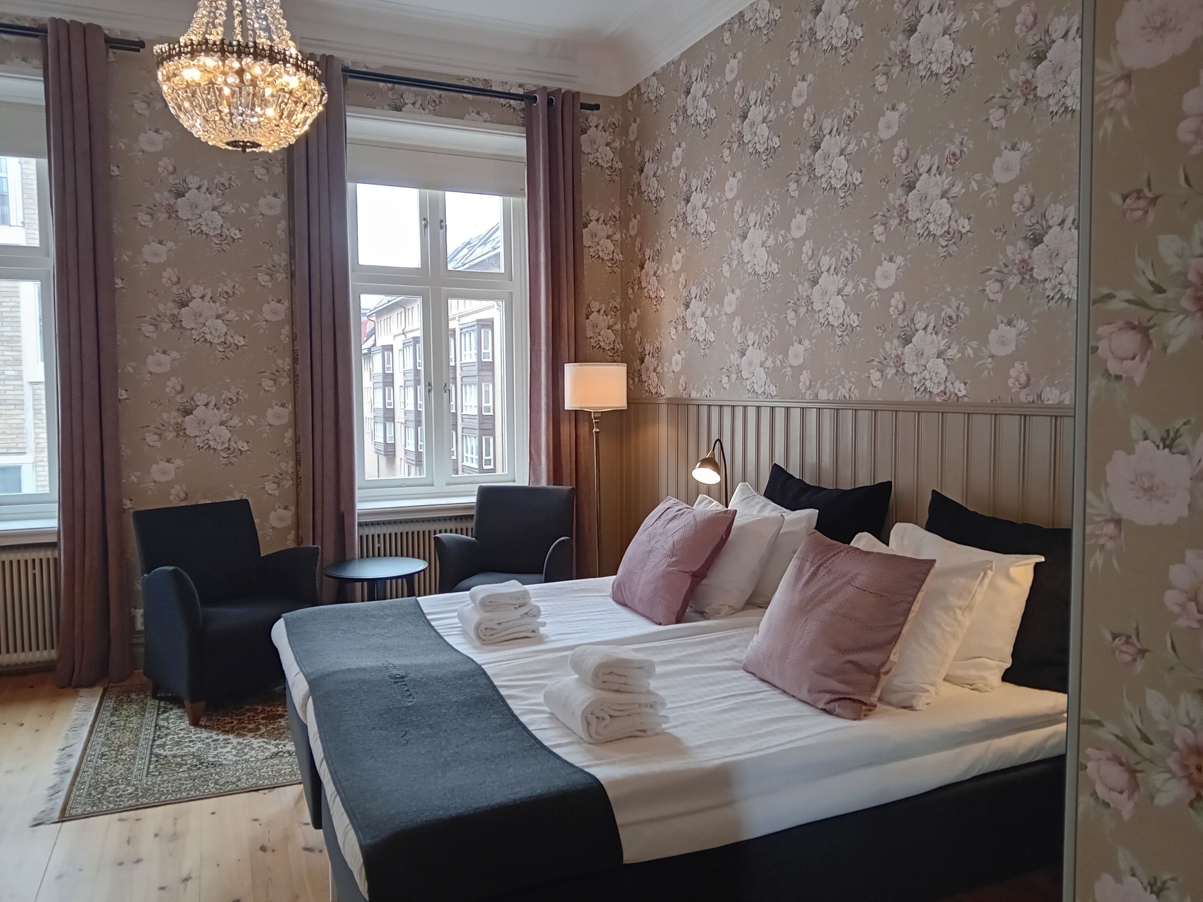 standard double room | pillow-top beds, individually decorated, individually furnished