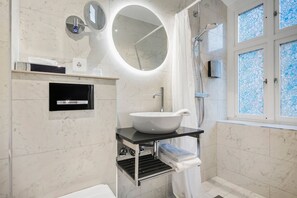 Douche, articles de toilette gratuits, sèche-cheveux