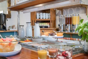 Gratis frukost med självservering varje dag 