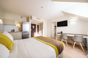 Standard-Apartment, 1 Queen-Bett, Nichtraucher, Balkon (Larger Room;with Sofabed) | Hochwertige Bettwaren, Schreibtisch, Verdunkelungsvorhänge