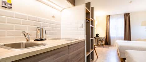 Kühlschrank, Mikrowelle, Wasserkocher mit Kaffee-/Teezubehör