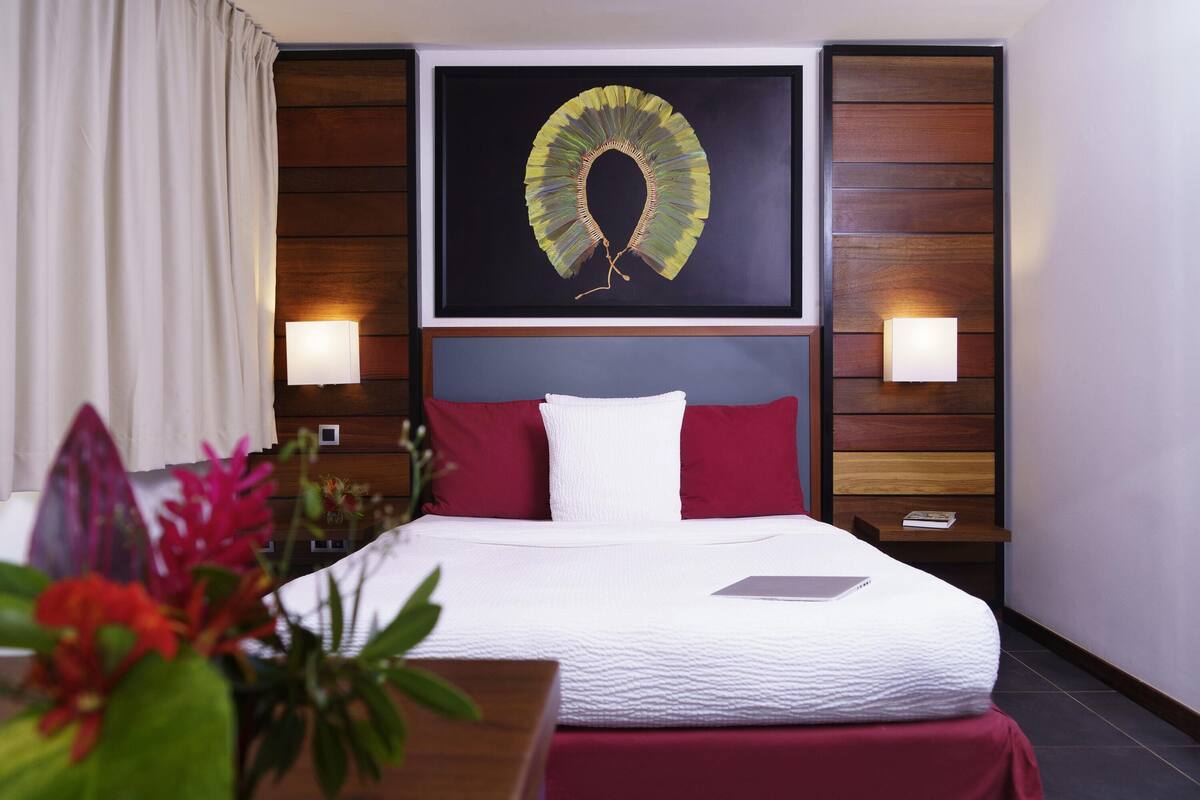 Suite, 1 Katil Raja (King) (Standing) | Peralatan tempat tidur premium, peti besi dalam bilik, meja