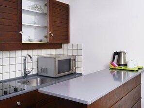 Ropa de cama de alta calidad y caja de seguridad en la habitación