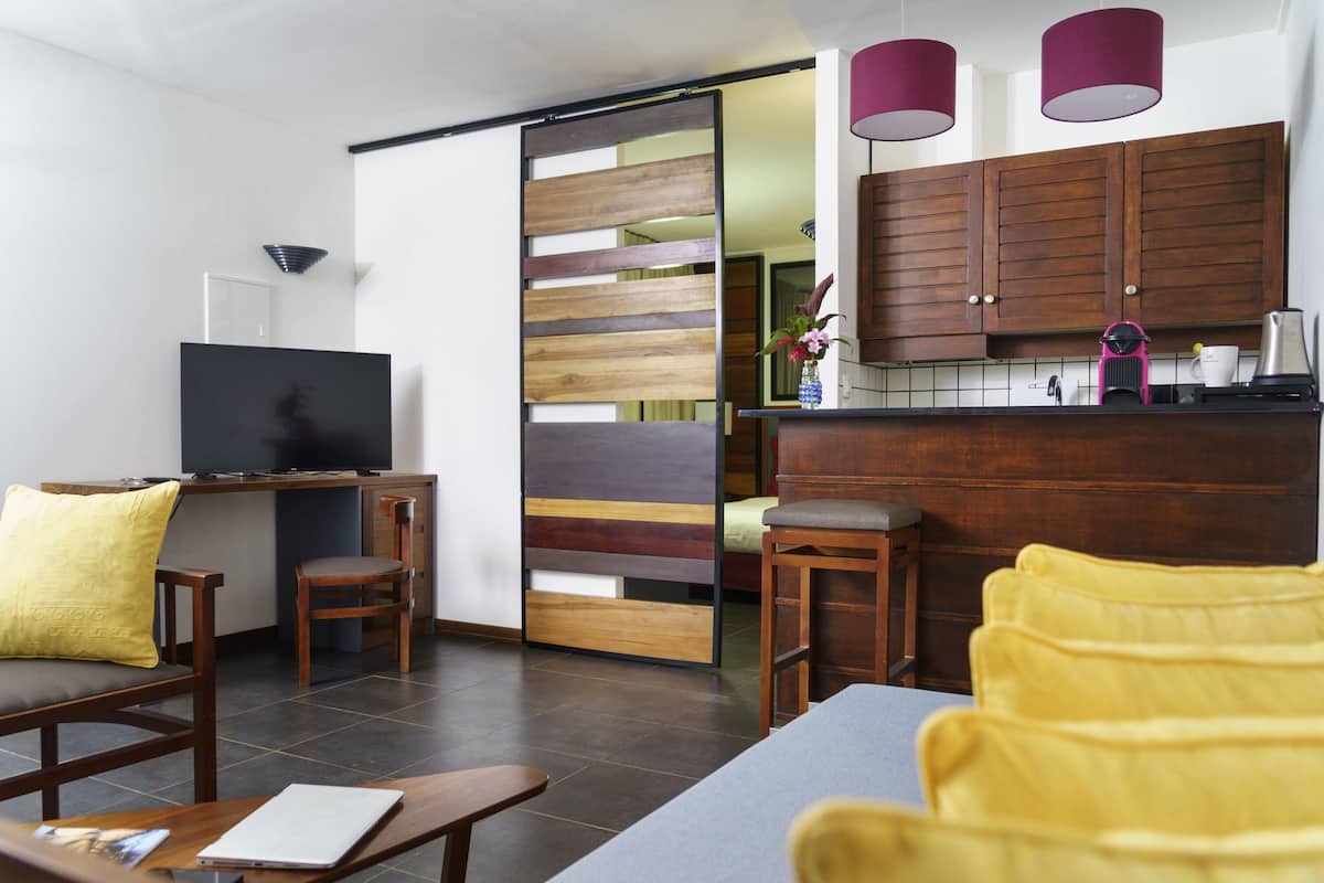 Privilege, Suite, 1 letto king | Biancheria da letto di alta qualità, una cassaforte in camera