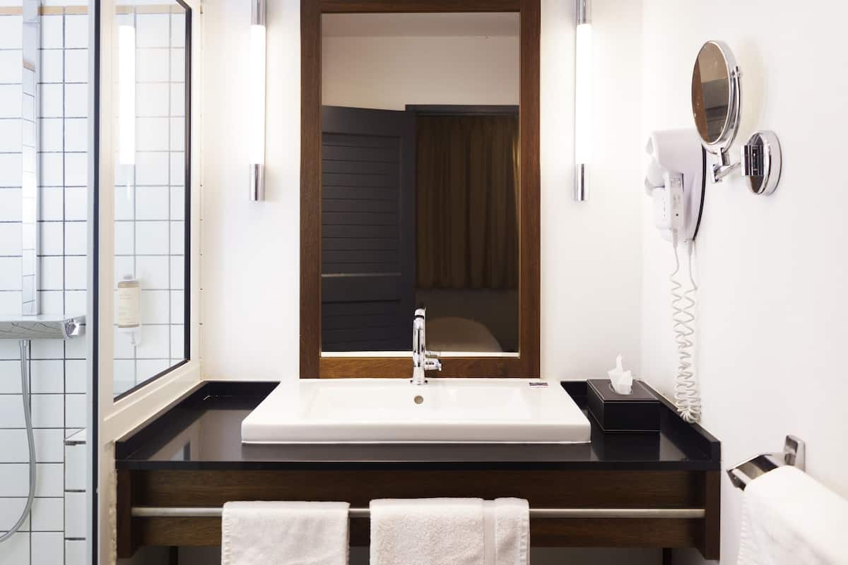 Ropa de cama de alta calidad y caja de seguridad en la habitación