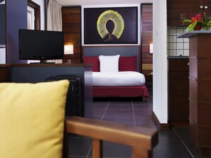 Suite, 1 King Bed (Standing) | Premium bedding, in-room safe, desk, laptop workspace