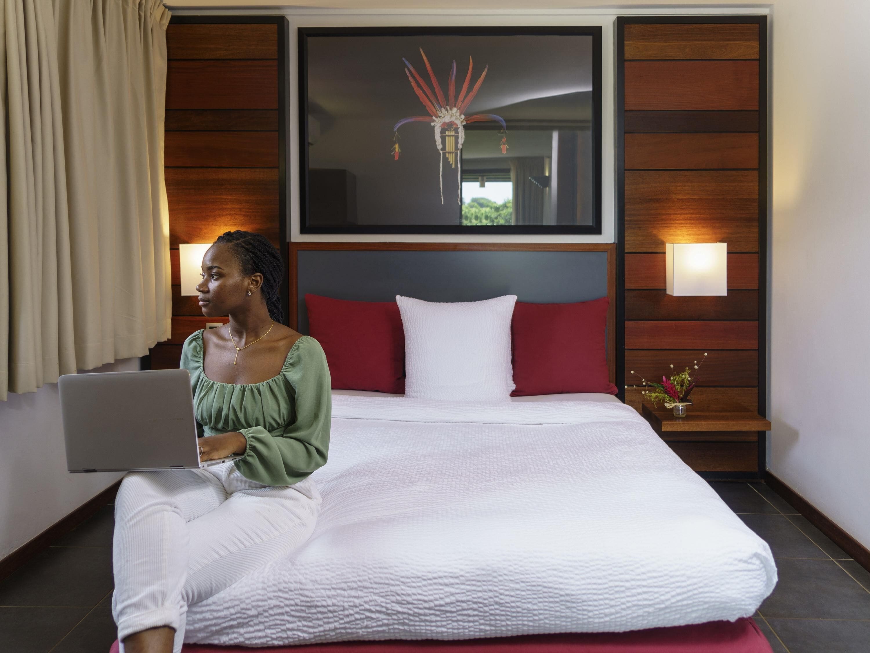 Privilege, Suite, 1 King Bed | Premium bedding, in-room safe, desk, laptop workspace