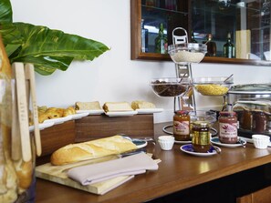Breakfast (EUR 20 per person)
