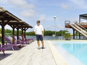 Outdoor pool, sun loungers - Hotel Mercure Kourou Ariatel (Kourou)