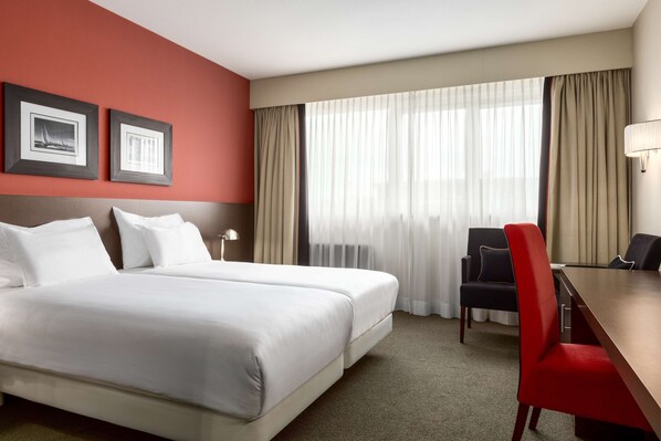 Tallelokero huoneessa, työpöytä, äänieristys, silitysrauta/-lauta