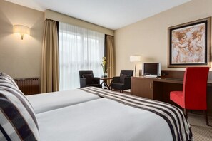 Tallelokero huoneessa, työpöytä, äänieristys, silitysrauta/-lauta