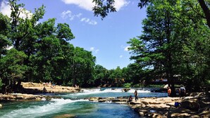 สถานที่น่าสนใจ