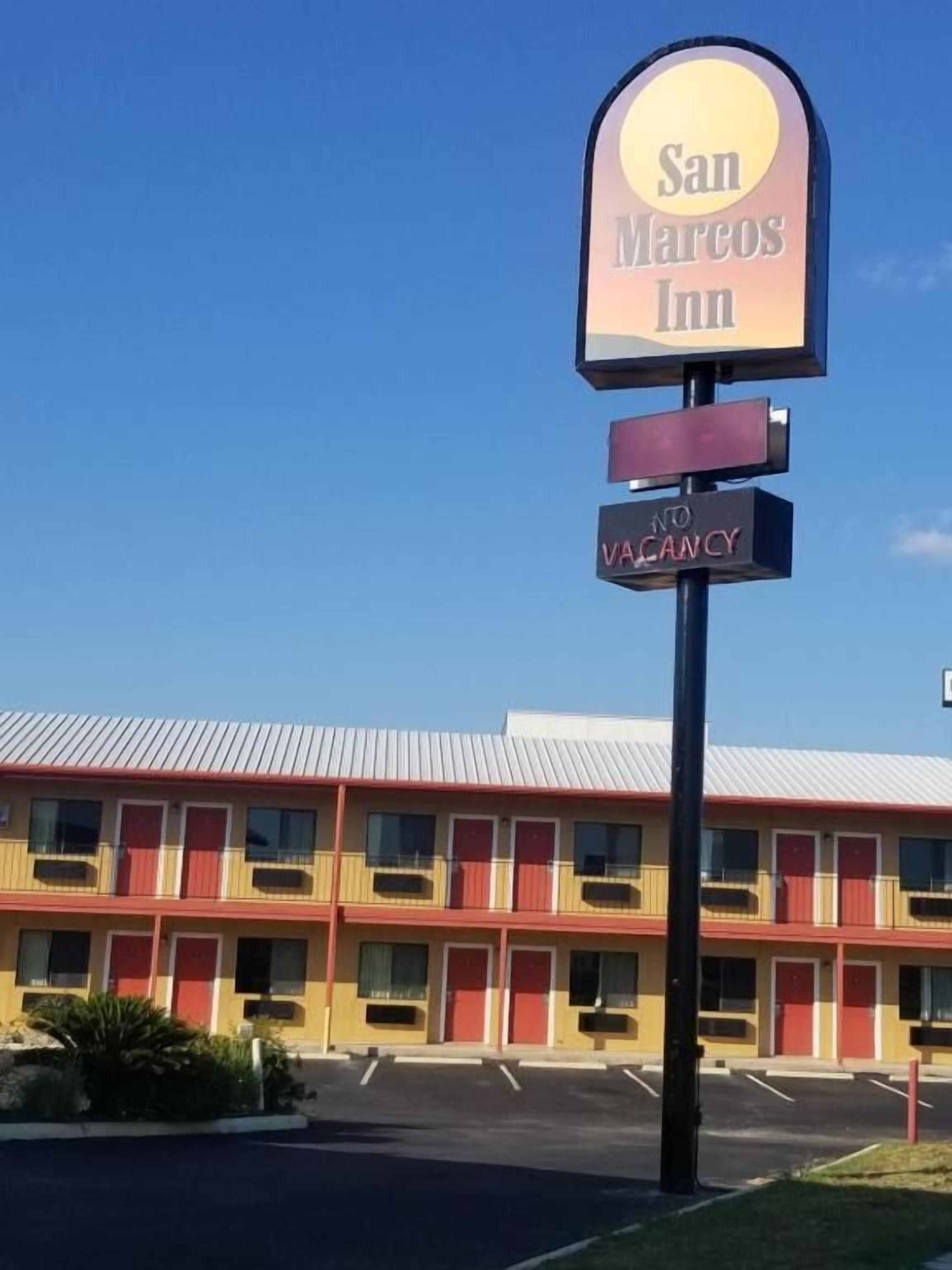 Cartell de motel amb la inscripció 'San Marcos Inn' i 'S'hi ha exhaurit' mostrat.