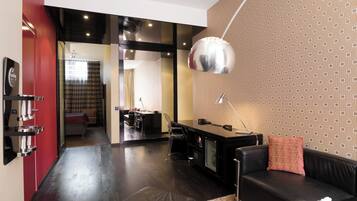 Svit | VÀrdeförvaringsskÄp pÄ rummet, skrivbord och mörklÀggningsgardiner