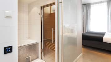 Suite | Bathroom | Shower, rainfall showerhead, eco-friendly toiletries, hair dryer