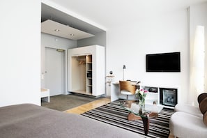 Superior Twin kamer | Een kluis op de kamer, een bureau, verduisterende gordijnen