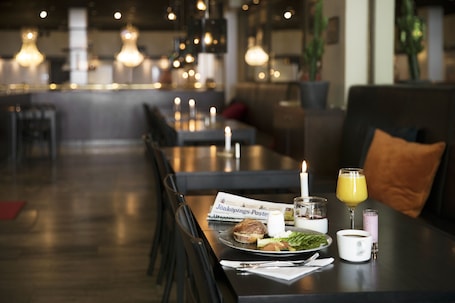 Desayuno buffet incluido todos los días . ProfilHotels Savoy