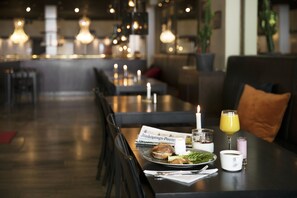 Café da manhã com buffet grátis todos os dias