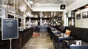 Frukost, lunch och middag serveras