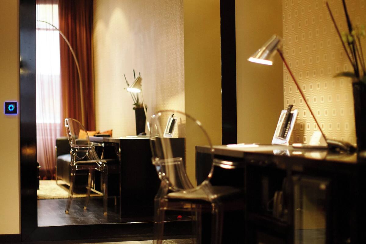 Juniorsvit | Värdeförvaringsskåp på rummet, skrivbord och mörkläggningsgardiner