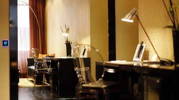 Juniorsvit | VÀrdeförvaringsskÄp pÄ rummet, skrivbord och mörklÀggningsgardiner