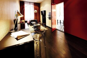 Junior Suite | In-room safe, desk, blackout curtains, soundproofing