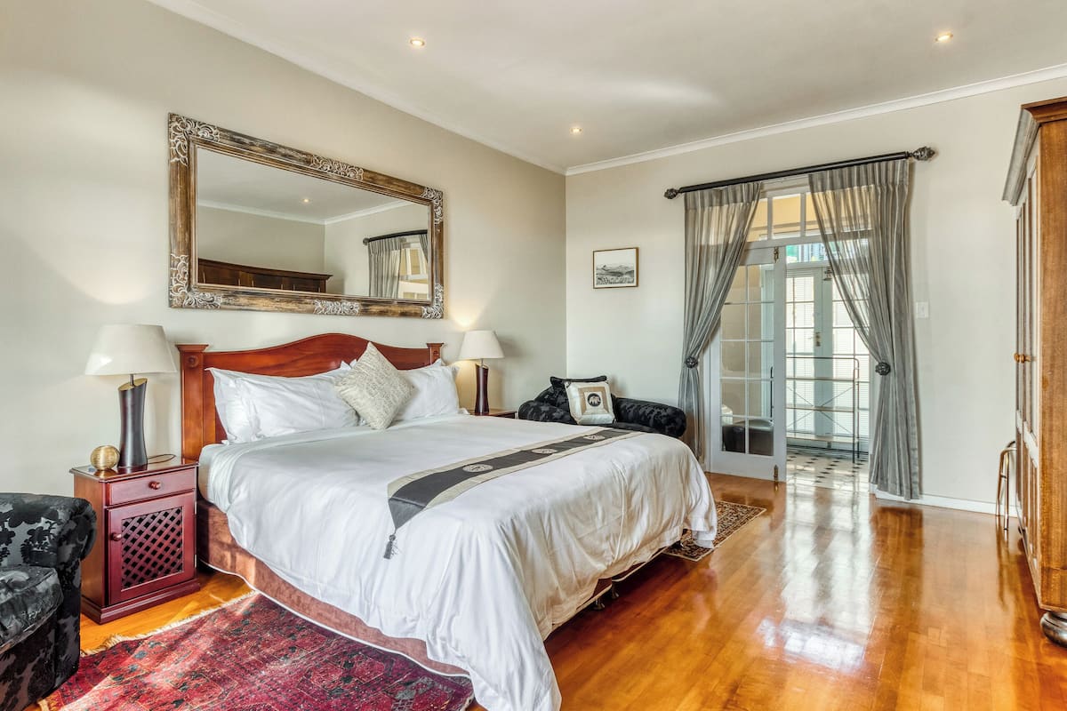 Luxury Room with Ocean View | Sábanas de algodón egipcio, ropa de cama de alta calidad, minibar