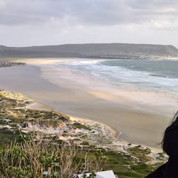 Am Strand, weißer Sandstrand, Strandtücher, Windsurfen