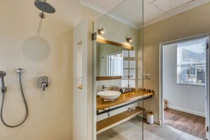 Luxury Room with Ocean View | Bad | Toalettartikler (inkludert), hårføner, badekåper og håndklær