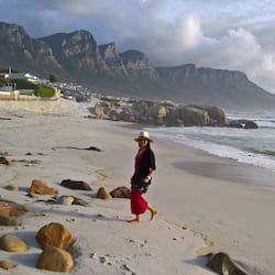 Am Strand, weißer Sandstrand, Strandtücher, Windsurfen