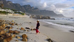 Accommodatie ligt op het strand, wit zand, strandlakens, windsurfen