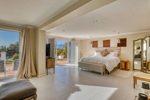 Family Suite with kitchenette and Ocean View | Egyptian cotton sheets, premium bedding, minibar, in-room safe