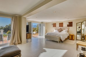 Family Suite with kitchenette and Ocean View | Egyptian cotton sheets, premium bedding, minibar, in-room safe