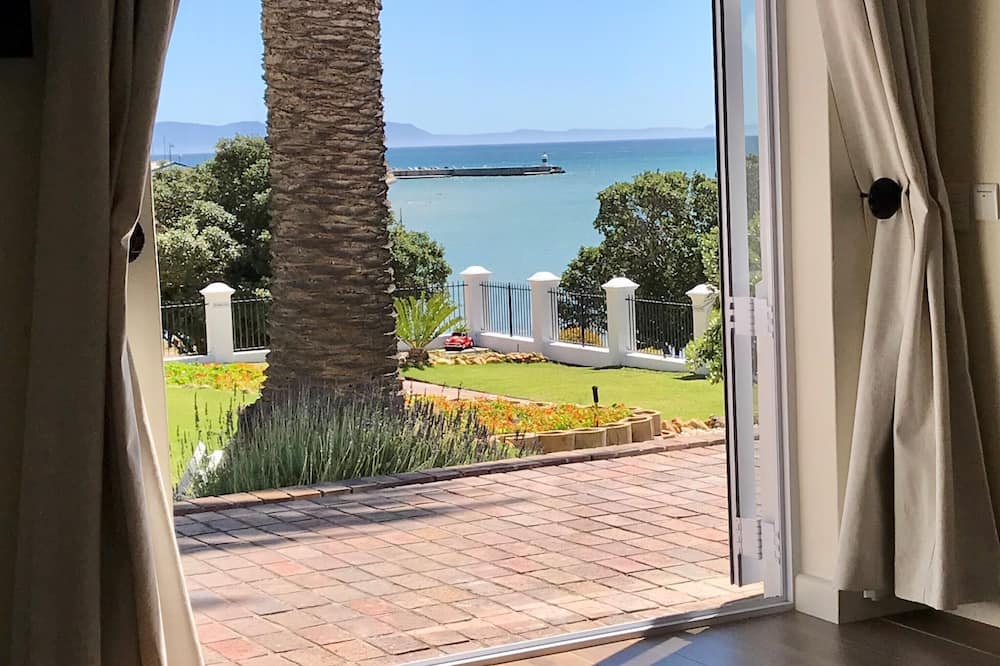 Manor on the Bay