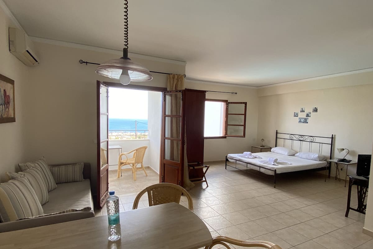 Studio Suite Junior, pemandangan laut | 1 kamar tidur, seprai premium, meja kerja, dan tirai kedap cahaya